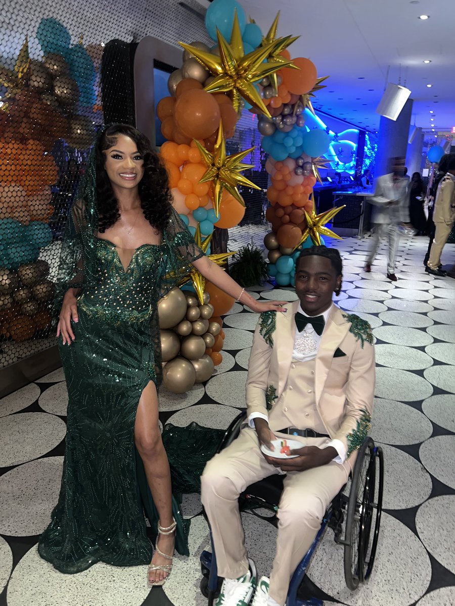 AnaisEmpowersED's tweet photo. Not me shedding a tear at prom, my babies all grown up 😭😭 https://t.co/qFvoA4NmCg