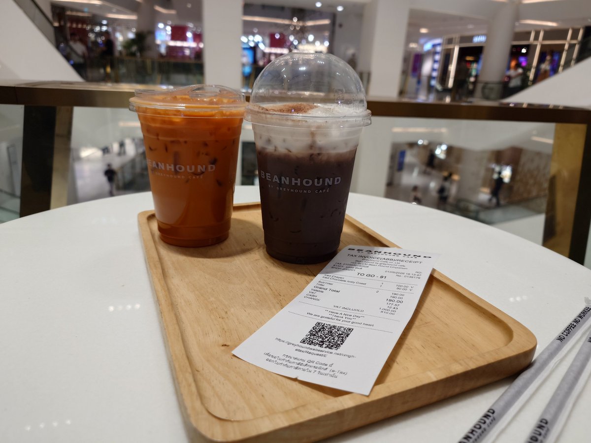 #タイ旅行
 #カフェ

ちょっとオシャレなカフェ？

オスと、オスを待つ時間……