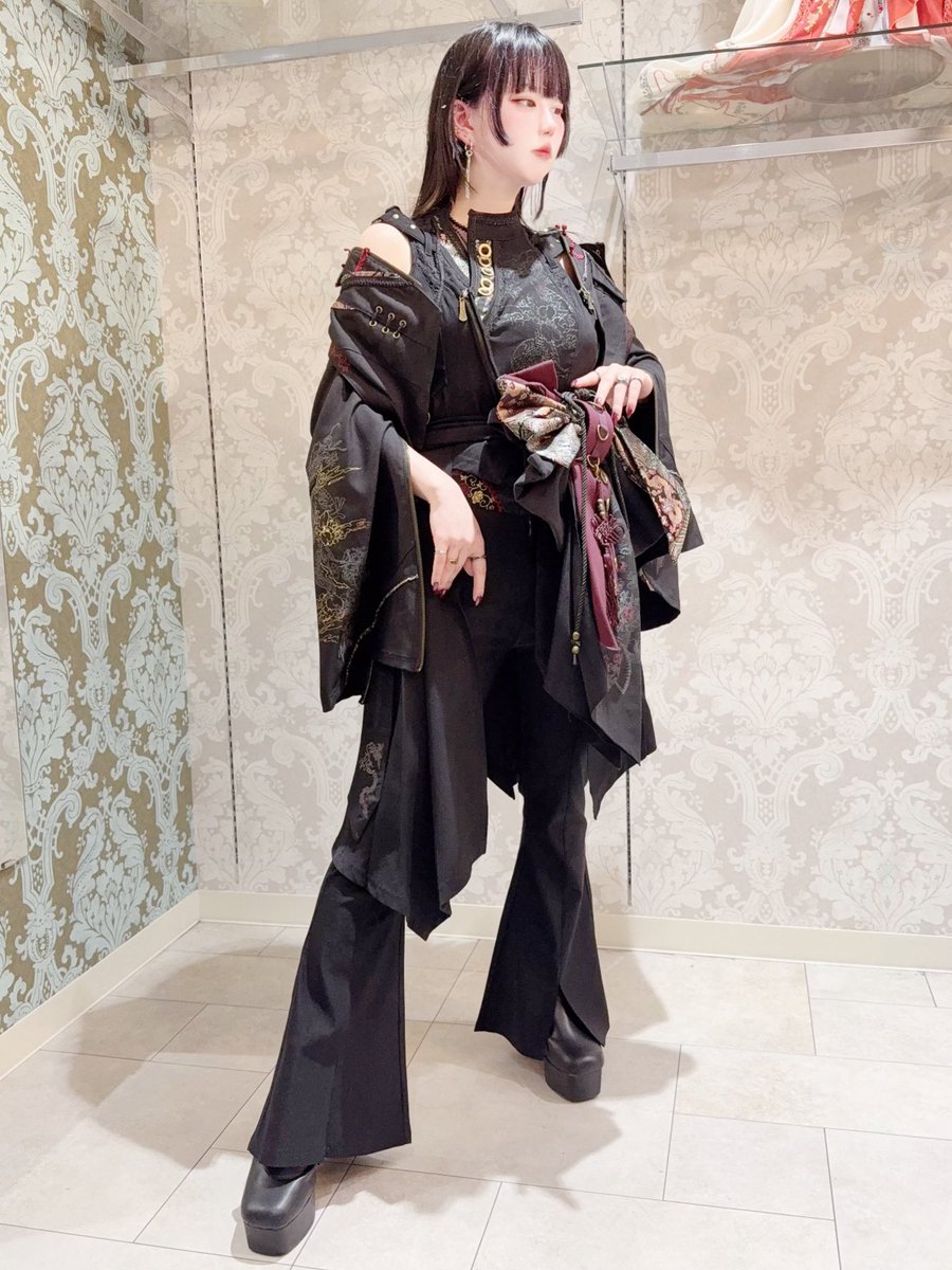 ozz_yaechika's tweet image. ⚜️─new arrival─⚜️
琉球浪漫物語～第三章～🖤💙🩶

✦和龍ロングタンクトップ
✦帯飾り
和とモードが交差する妖艶な一着。
龍を想わせる装飾が幻想的な存在感を演出──

🛒 ozzon-japan.co/products/detai…

🕯Yaechikaの小さな異世界にて
🕰10:00~20:00｜Tax-free対応
#ozzon #東京駅 #unisex #ozz男子