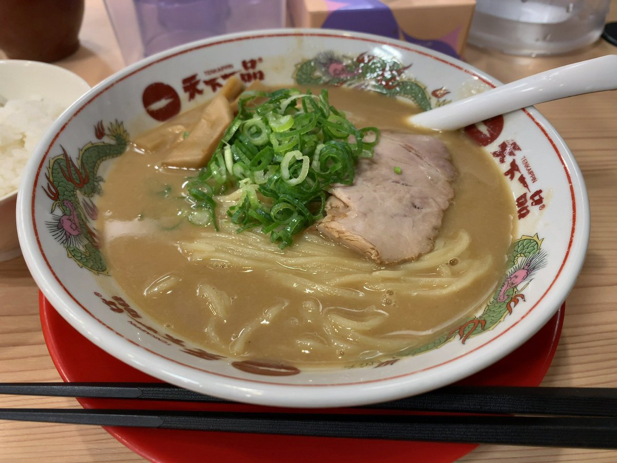#絵描きが絵とラーメンの写真を一緒に貼る 