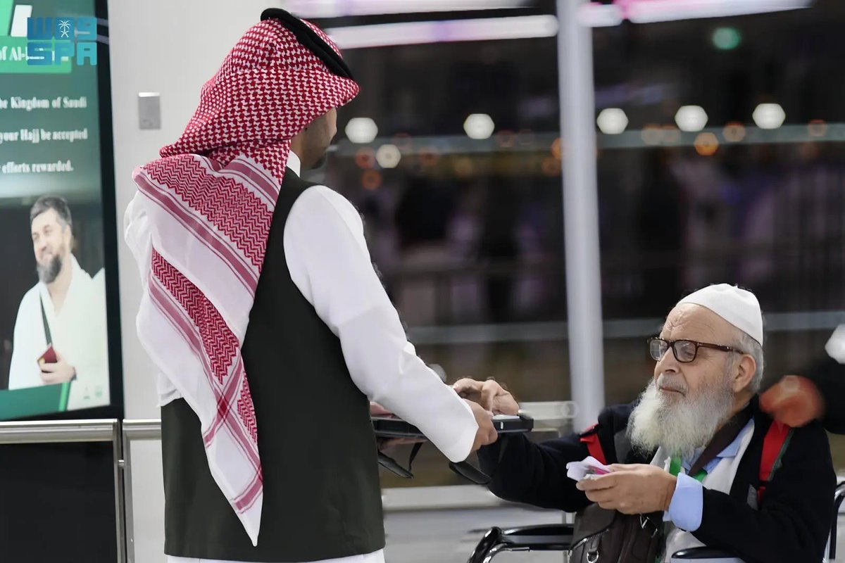 arabnews's tweet photo. #Saudi Arabia's #Madinah airport has begun receiving the first #Hajj pilgrim flights of the 2026 season, welcoming arrivals from the Philippines, Algeria, Somalia and Morocco — as the Kingdom prepares for up to 1.9 million worshipers. https://t.co/bHvuh2UXc8 https://t.co/aiuJA5xFVs