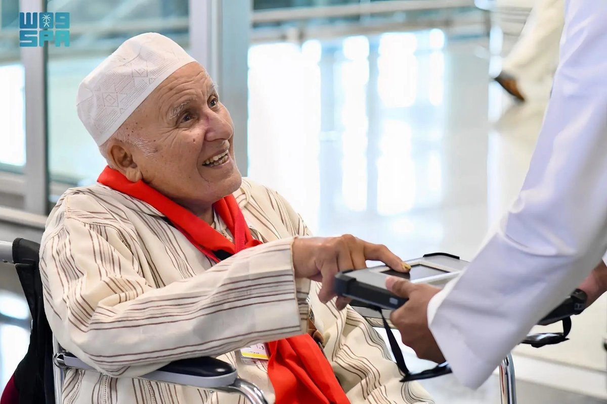 arabnews's tweet photo. #Saudi Arabia's #Madinah airport has begun receiving the first #Hajj pilgrim flights of the 2026 season, welcoming arrivals from the Philippines, Algeria, Somalia and Morocco — as the Kingdom prepares for up to 1.9 million worshipers. https://t.co/bHvuh2UXc8 https://t.co/aiuJA5xFVs