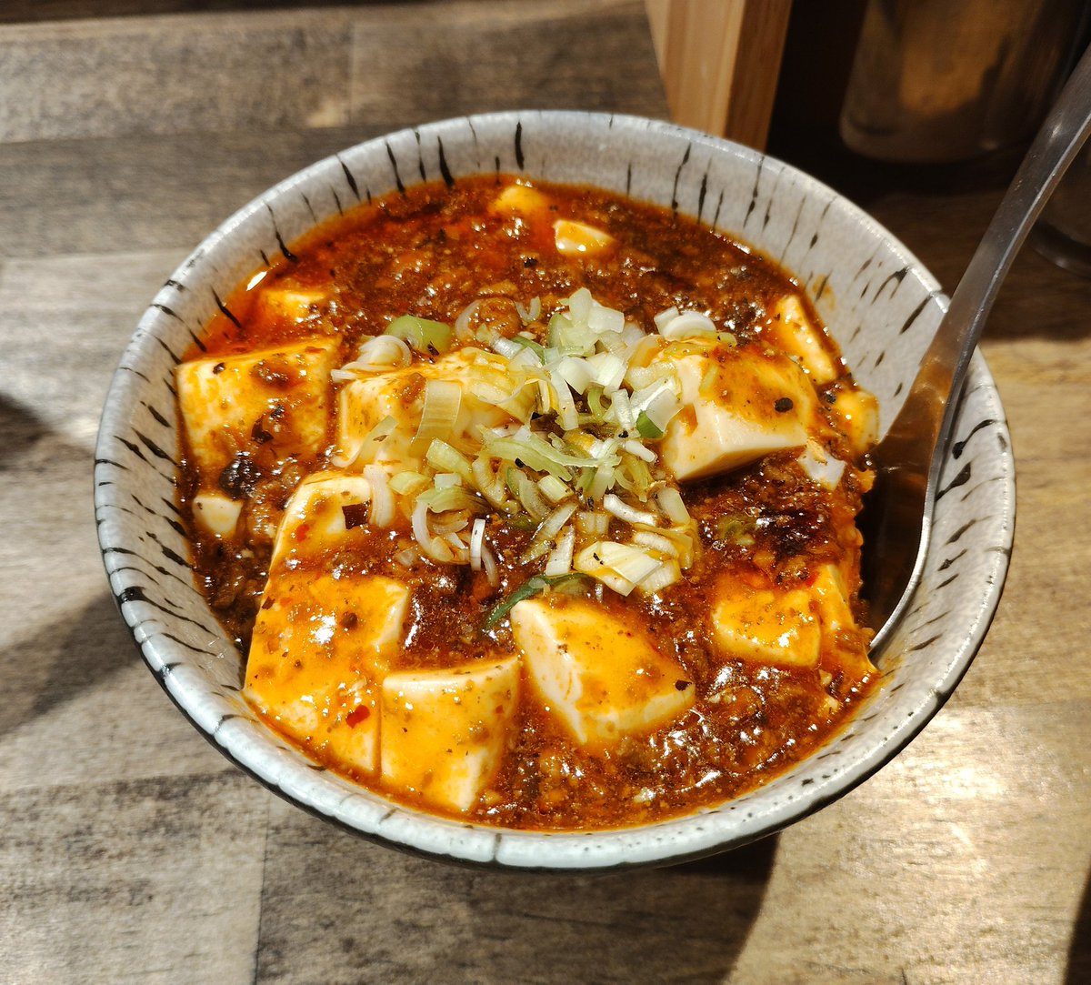 先週祝日🎌の遅いお昼に４月にオープンした人気の行列店「らぁ麺辰山」で【醤油らぁ麺】と【麻婆丼】🍜

前回の煮干しも美味しかったけど、断然醤油の方が好きな味✨
花椒が効いた程良いピリ辛の麻婆丼もメチャ旨❗

今回偶々待ちなしで入店出来てラッキー🌠
次回は塩をいただきコンプリートします☺️