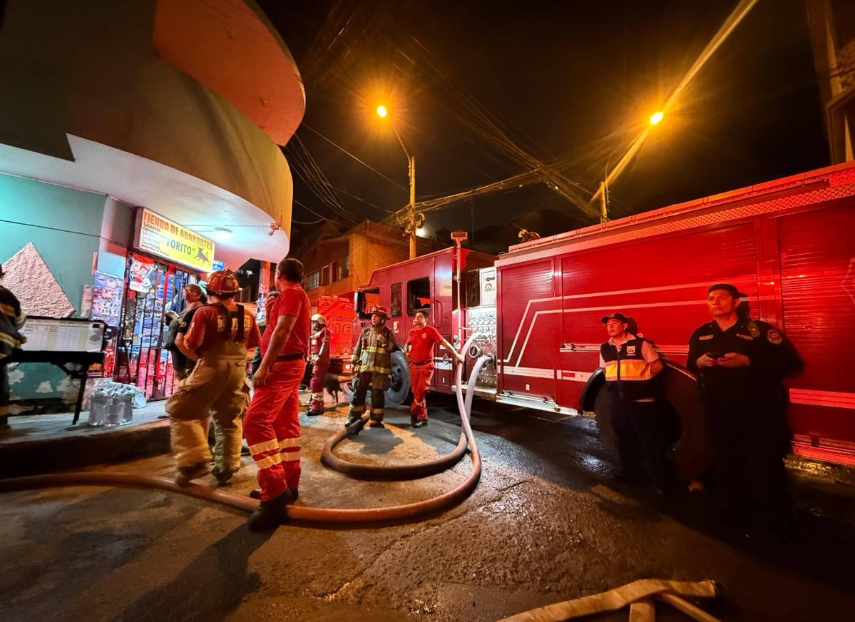 COENPeru's tweet image. 📢 Actualización | Lima: @cgbvpoficial, con apoyo de la @PoliciaPeru y personal de la municipalidad distrital, controlaron el #IncendioUrbano iniciado esta tarde en el distrito #Independencia, que causó daños a viviendas. DDI Lima Metropolitana y Callao brinda asesoramiento