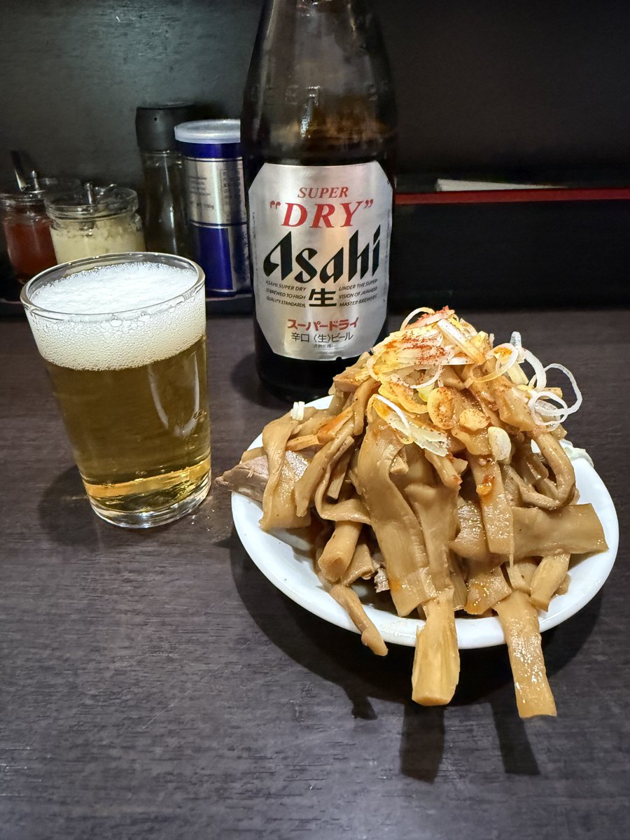 17RFC's tweet photo. 中華そば べんてん

塩油そば(中、冷やし)、生玉子
ビール中、つまみメンマ

GW休業前の最終営業日に凸🦕🍄
激混みで0920着で3rdロット😭

２時間以上待って🍺とメンマで🍻

からの世界一美味い冷やし油そば☺️

混ぜると下から具材が出てくるの最高😆
美味すぎ😍

最後は極上スープ割✌️

大満足KK😋 https://t.co/7pxMYIaFF1