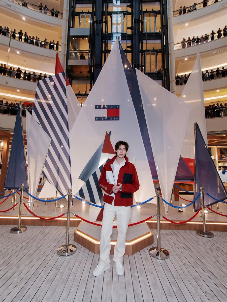 ppnarawinz's tweet image. 📸 ellemenmalaysia ig (2)

#throwback Aksi bintang Thailand, @phuwintang ketika membuat kemunculan isitmewa sempena pelancaran pop-up @TommyHilfiger Summer Getaway di Suria KLCC. Ruang ini akan tersedia sehingga 10 Mei 2026.

Baca di ellemen.my

PHUWIN TOMMYHILFIGER
