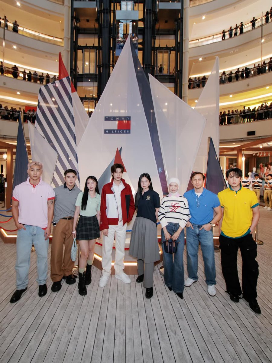 ppnarawinz's tweet image. 📸 ellemenmalaysia ig (2)

#throwback Aksi bintang Thailand, @phuwintang ketika membuat kemunculan isitmewa sempena pelancaran pop-up @TommyHilfiger Summer Getaway di Suria KLCC. Ruang ini akan tersedia sehingga 10 Mei 2026.

Baca di ellemen.my

PHUWIN TOMMYHILFIGER