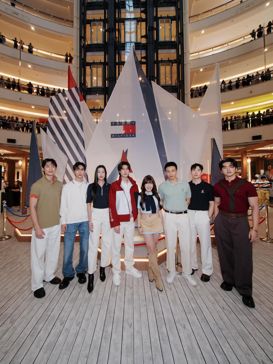 ppnarawinz's tweet image. 📸 ellemenmalaysia ig (2)

#throwback Aksi bintang Thailand, @phuwintang ketika membuat kemunculan isitmewa sempena pelancaran pop-up @TommyHilfiger Summer Getaway di Suria KLCC. Ruang ini akan tersedia sehingga 10 Mei 2026.

Baca di ellemen.my

PHUWIN TOMMYHILFIGER