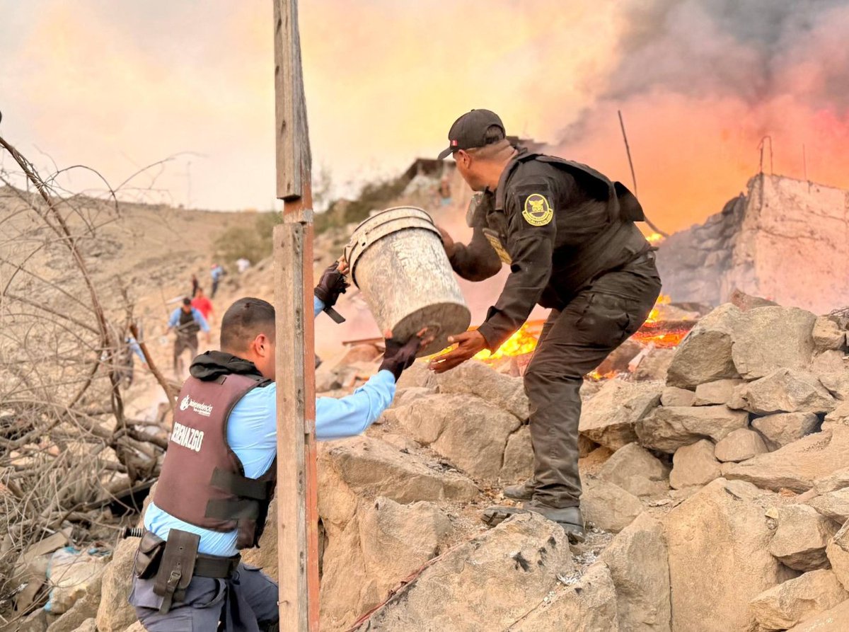 COENPeru's tweet image. 📢 Actualización | Lima: @cgbvpoficial, con apoyo de la @PoliciaPeru y personal de la municipalidad distrital, controlaron el #IncendioUrbano iniciado esta tarde en el distrito #Independencia, que causó daños a viviendas. DDI Lima Metropolitana y Callao brinda asesoramiento