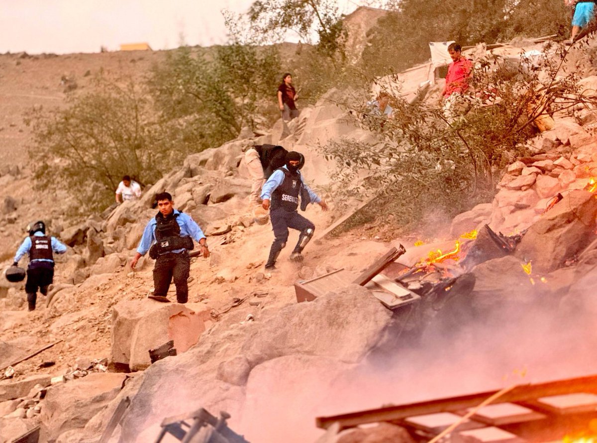 COENPeru's tweet image. 📢 Actualización | Lima: @cgbvpoficial, con apoyo de la @PoliciaPeru y personal de la municipalidad distrital, controlaron el #IncendioUrbano iniciado esta tarde en el distrito #Independencia, que causó daños a viviendas. DDI Lima Metropolitana y Callao brinda asesoramiento