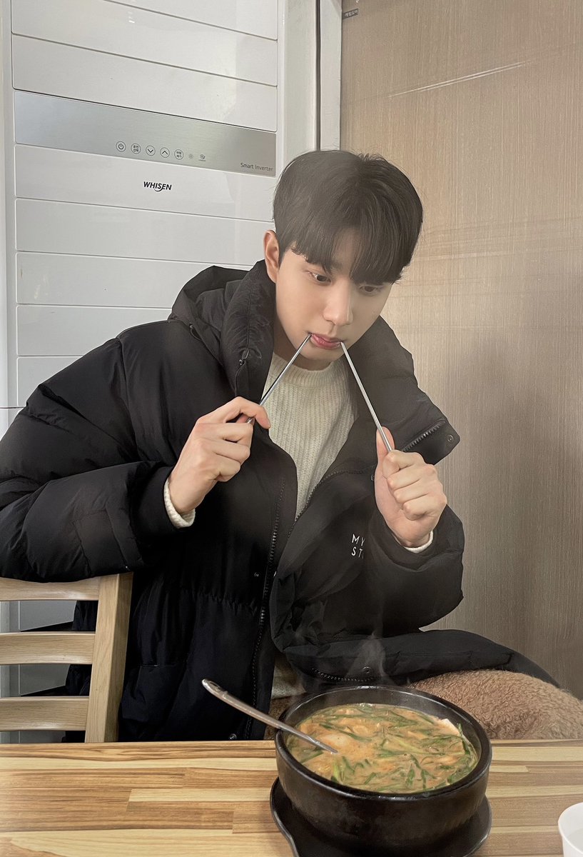 슈 tweet media