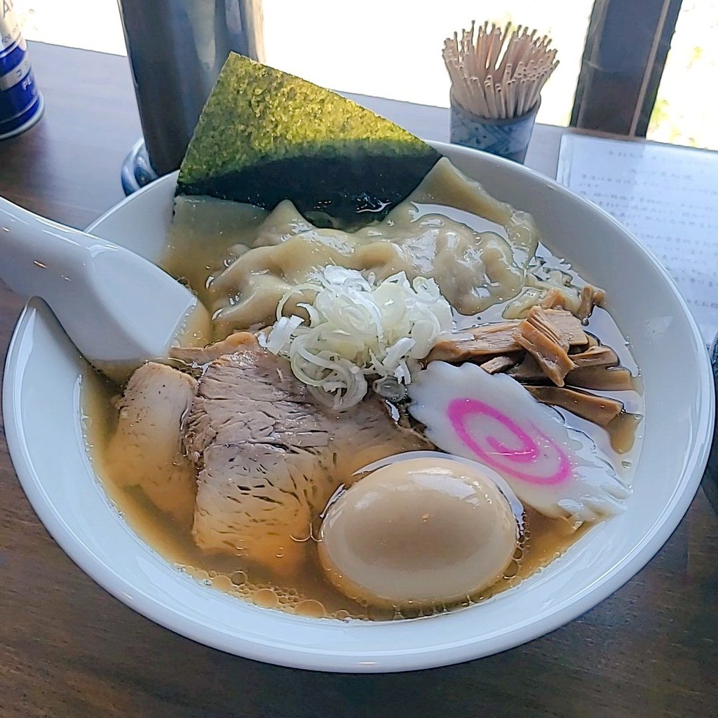 contimax's tweet photo. 手打ち中華そば とりや@伊勢崎市
特製中華そば、まかない丼

1,200円でこのトッピングはお得感たっぷりです✨
皮がモチモチな雲呑がうまっ🤣
もっちり麺がほんのり甘みを感じる醤油スープとの相性が抜群🤗
香ばしいチャーシューが乗った
まかない丼🤓

腹パンで美味しかった🥰
ご馳走様です😋🍴💕 https://t.co/Ahjculp4Lr