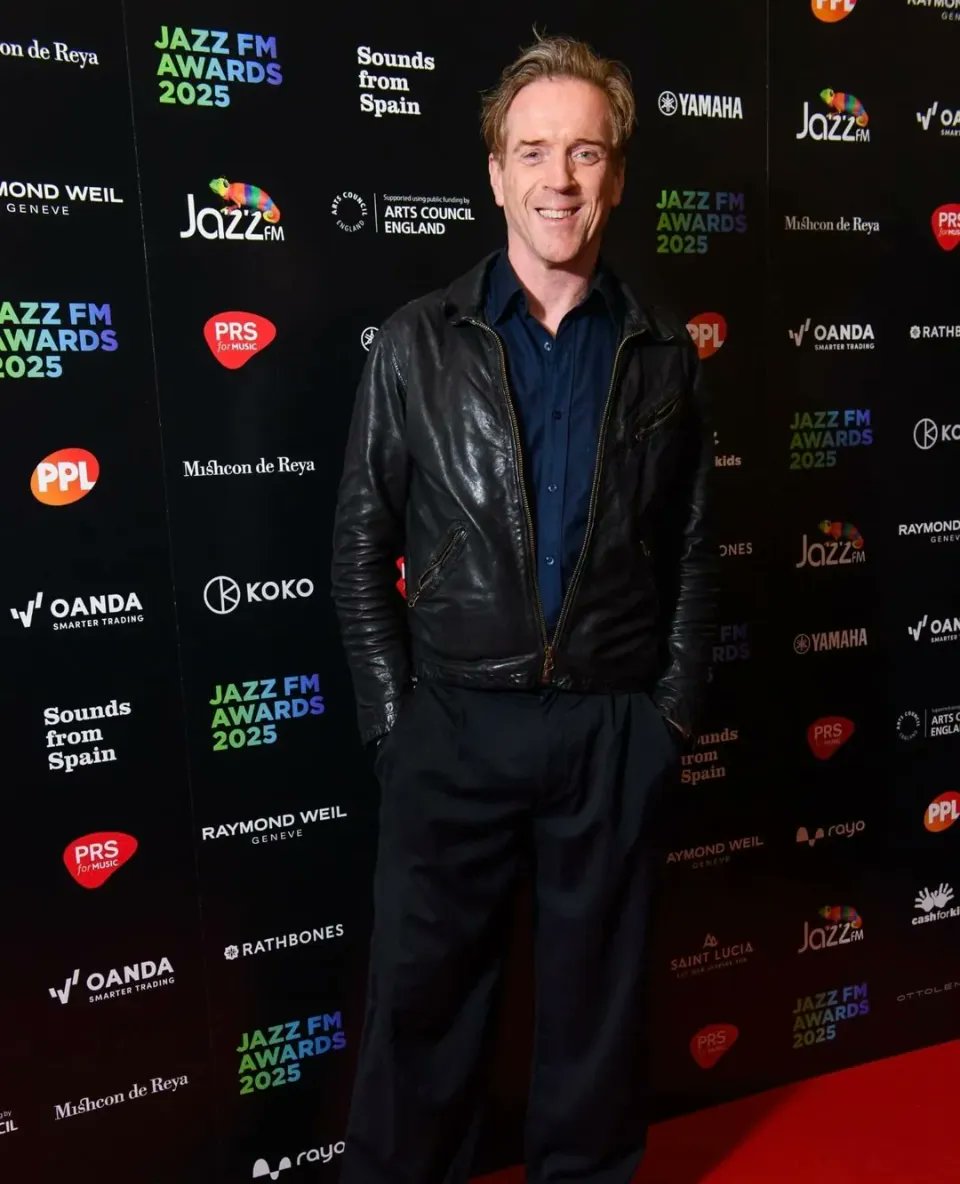FanFunDamian's tweet image. We're revisiting the time when Damian Lewis stepped in as DJ for Jazz FM 🎧 A blues &amp;amp; swing set full of soul, stories, and serious taste. Still worth a listen: fanfunwithdamianlewis.com/?p=52808 #ThrowbackThursday #DamianLewis #JazzFM