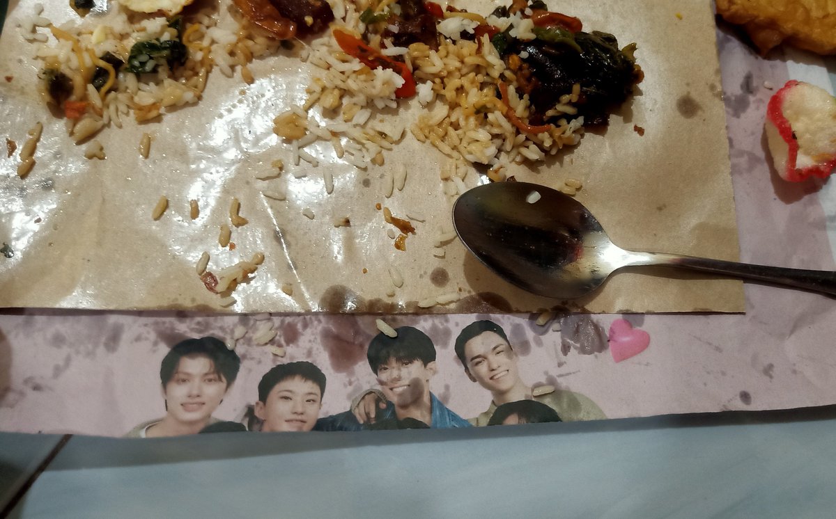 97Nda_'s tweet photo. Baru sadar ternyata dari tadi lagi makan diperhatiin mereka 😭 https://t.co/RtsFHXi659