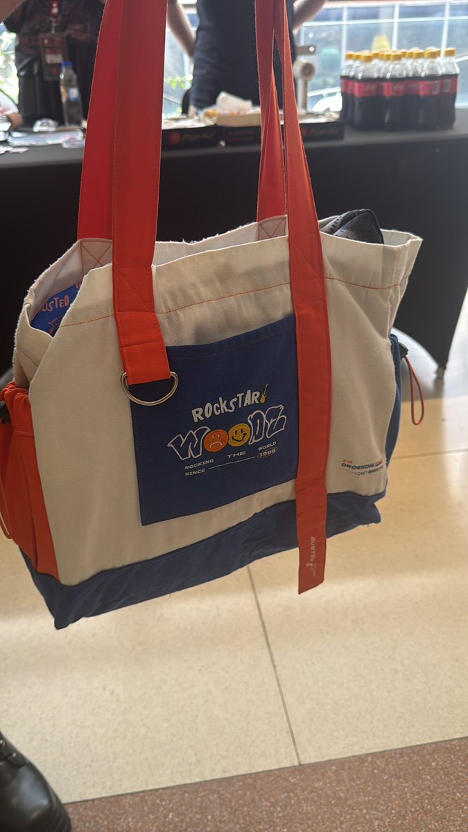 eotteokei's tweet photo. we are here at the fanzone! hanapin nyo po itong bag 😆 https://t.co/gZaOgIvZrB