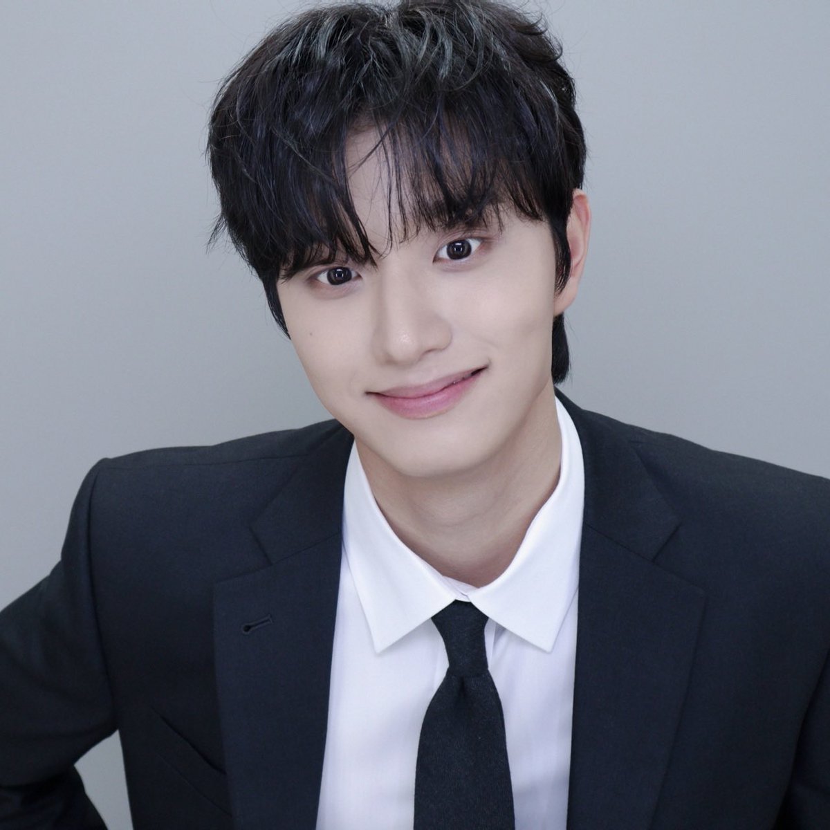 슈 tweet media