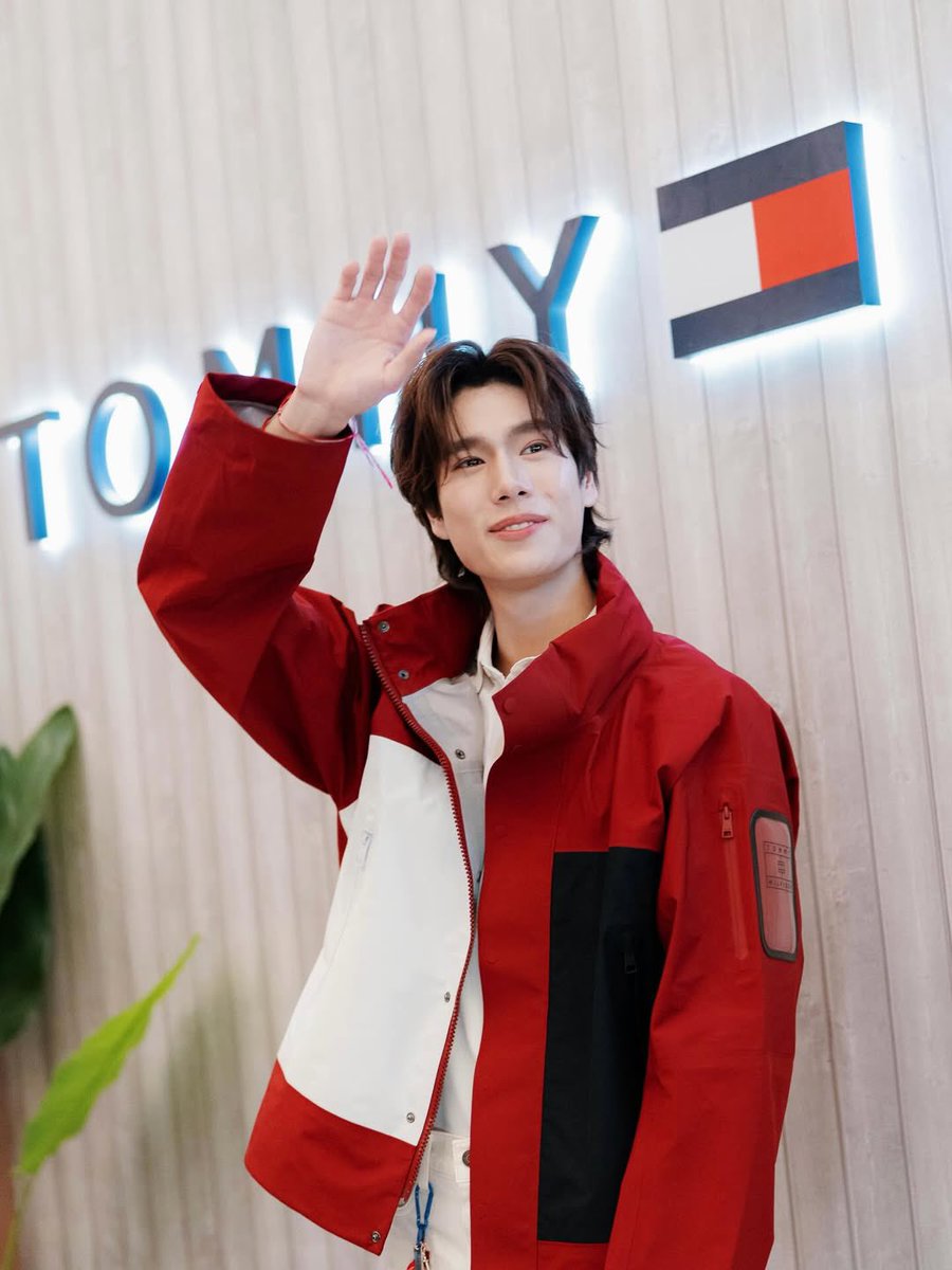 ppnarawinz's tweet image. 📸 ellemenmalaysia ig (1)

#throwback Aksi bintang Thailand, @phuwintang ketika membuat kemunculan isitmewa sempena pelancaran pop-up @TommyHilfiger Summer Getaway di Suria KLCC. Ruang ini akan tersedia sehingga 10 Mei 2026.

Baca di ellemen.my

PHUWIN TOMMYHILFIGER