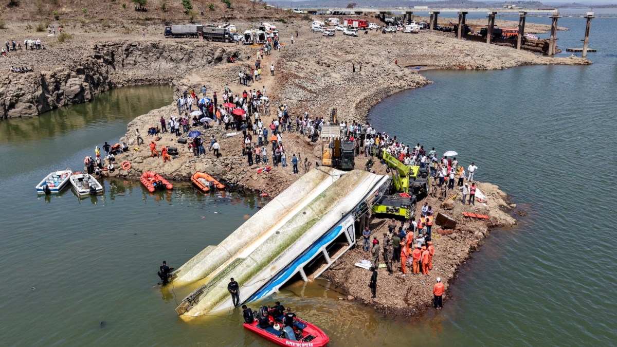 Deepesh7512's tweet image. The tragic accident of a cruise boat at the Bargi Dam in Jabalpur city of MP has shocked everyone. The images that have emerged, a living testimony to a mother's love, have touched everyone's heart. Heartfelt condolences to all! 
#BargiDamAccident #JabalpurNews #MP #Deepesh7512
