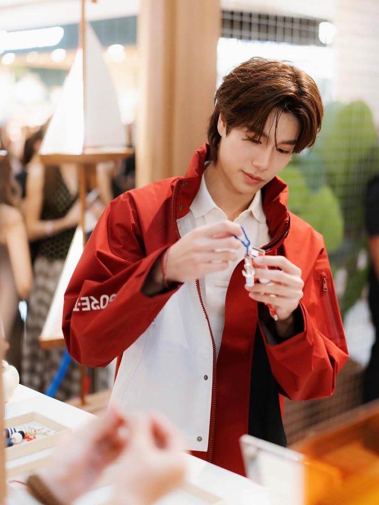 ppnarawinz's tweet image. 📸 ellemenmalaysia ig (3)

#throwback Aksi bintang Thailand, @phuwintang ketika membuat kemunculan isitmewa sempena pelancaran pop-up @TommyHilfiger Summer Getaway di Suria KLCC. Ruang ini akan tersedia sehingga 10 Mei 2026.

Baca di ellemen.my

PHUWIN TOMMYHILFIGER