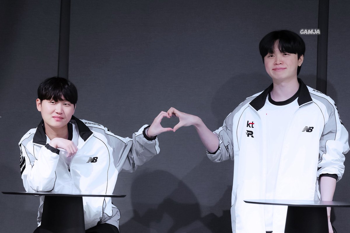 gamjarolster's tweet photo. 260409 LCK 정규 vs NS 팬미팅

ㅋㅋㅋㅋ

 #Bdd #Aiming #Effort https://t.co/ujxNomIr3V