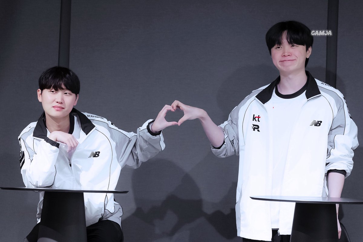 gamjarolster's tweet photo. 260409 LCK 정규 vs NS 팬미팅

ㅋㅋㅋㅋ

 #Bdd #Aiming #Effort https://t.co/ujxNomIr3V