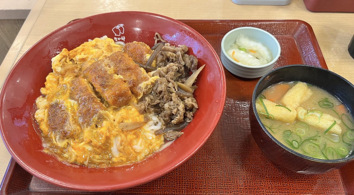 zzsasaki705's tweet image. お昼はなか卯で牛あいがけカツ丼と京風つけもの味噌汁セット🎵

#昼食 #lunch