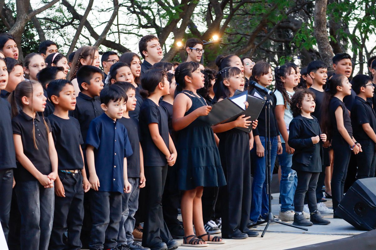 AlejandroA_C's tweet photo. Los niños y las niñas de #Chapala vivieron una gran celebración con el festival Alegre Día del Niño y el Festival Culturas Vivas en la Ribera que contó con la música de ECOS de Poncitlán, Atotonilquillo y San Nicolás. Gracias @CulturaJalisco y @PabloLemusN por impulsar a #Chapala https://t.co/ERZsrtDevy