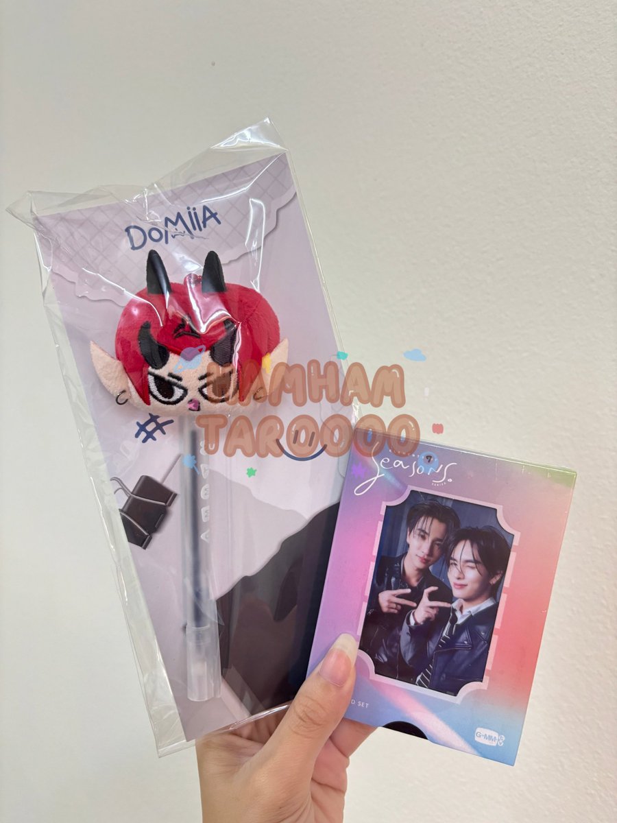 {พร้อมส่ง/WTS} #GMMTVFANIVAL2026 

🌟Elements of seasons series Exclusive Photocard set ; 550฿
- PerthSanta เพิร์ธแซนต้า
🕸️ Plush pen topper ปลอกปากกา ; 490฿
- Domiia โดเมียร์

🌿 ค่าส่งเหมา 50฿
📩 สั่งซื้อทาง dm
#ตลาดนัดgmmtv #ตลาดนัดgmm #ตลาดนัดเพิร์ธแซนต้า หัวปากกา ไม่แกะ