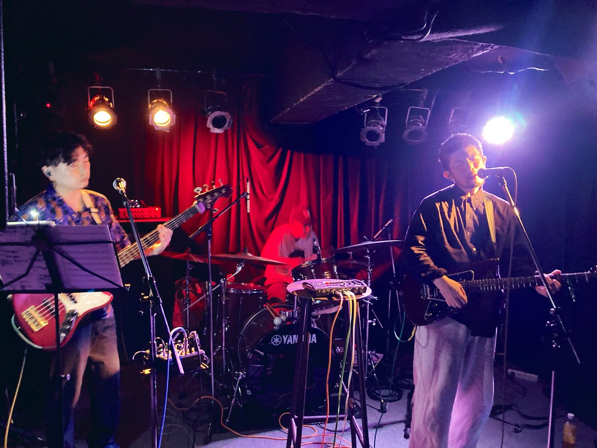 p_the_shiozaki's tweet photo. 4月30日、The Folking Poors(Japan)にて
扇町para-dice周年最終日、ありがとうございました！
オガサワラヒロユキグループ:CUE、立てる、
お二組とも、パラダイスを基軸に深い親交のあるバンドとのスリーマンで、僭越ながら最後を締めさせていただき思い出深い夜になりました。
続きます。 https://t.co/YHas7DF1z2