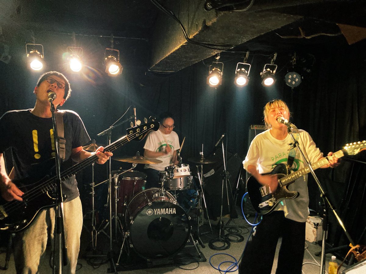 p_the_shiozaki's tweet photo. 4月30日、The Folking Poors(Japan)にて
扇町para-dice周年最終日、ありがとうございました！
オガサワラヒロユキグループ:CUE、立てる、
お二組とも、パラダイスを基軸に深い親交のあるバンドとのスリーマンで、僭越ながら最後を締めさせていただき思い出深い夜になりました。
続きます。 https://t.co/YHas7DF1z2