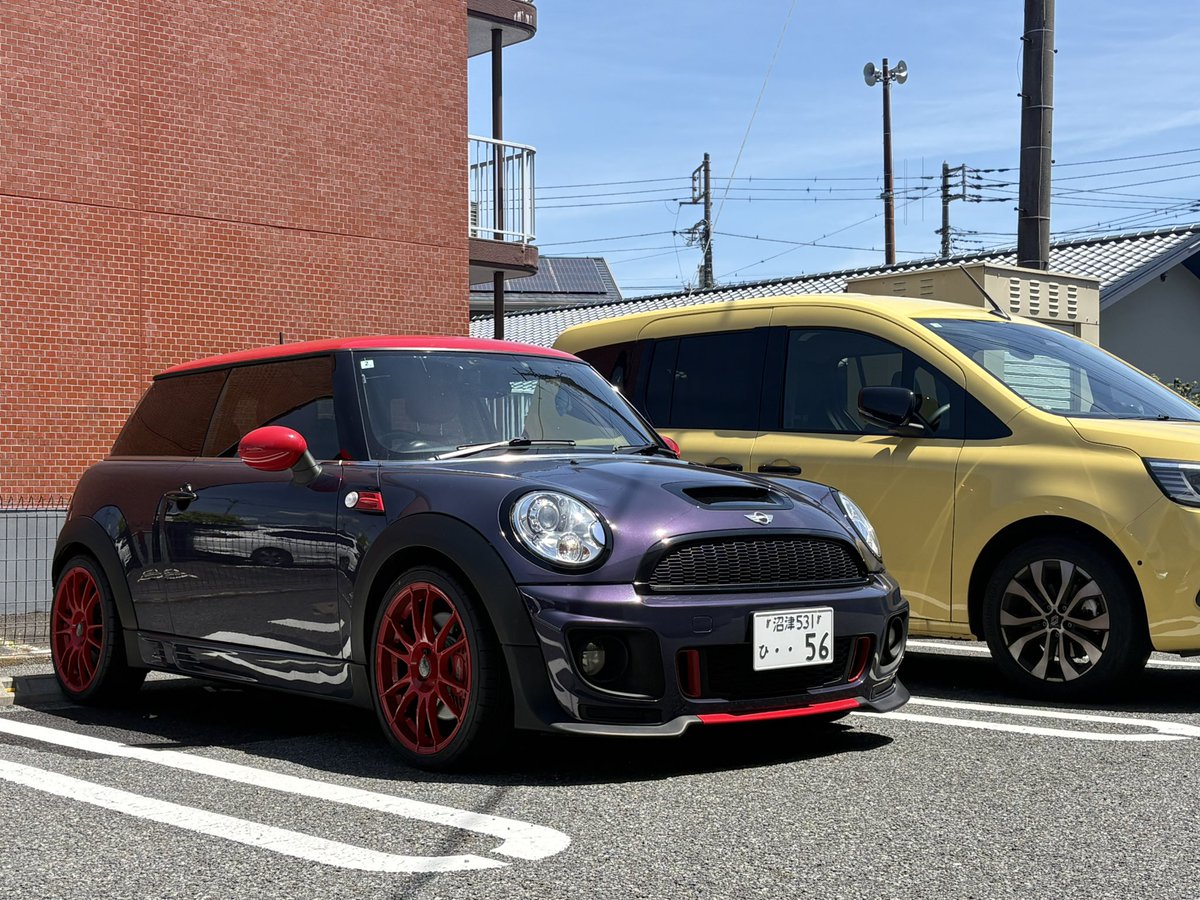 roror56jcw's tweet image. うちの子ヴィジュよい！！
隣のカングーの可愛らしい黄色が
より引き立ててくれてます🍀*゜
 #MINI #R56 #JCW