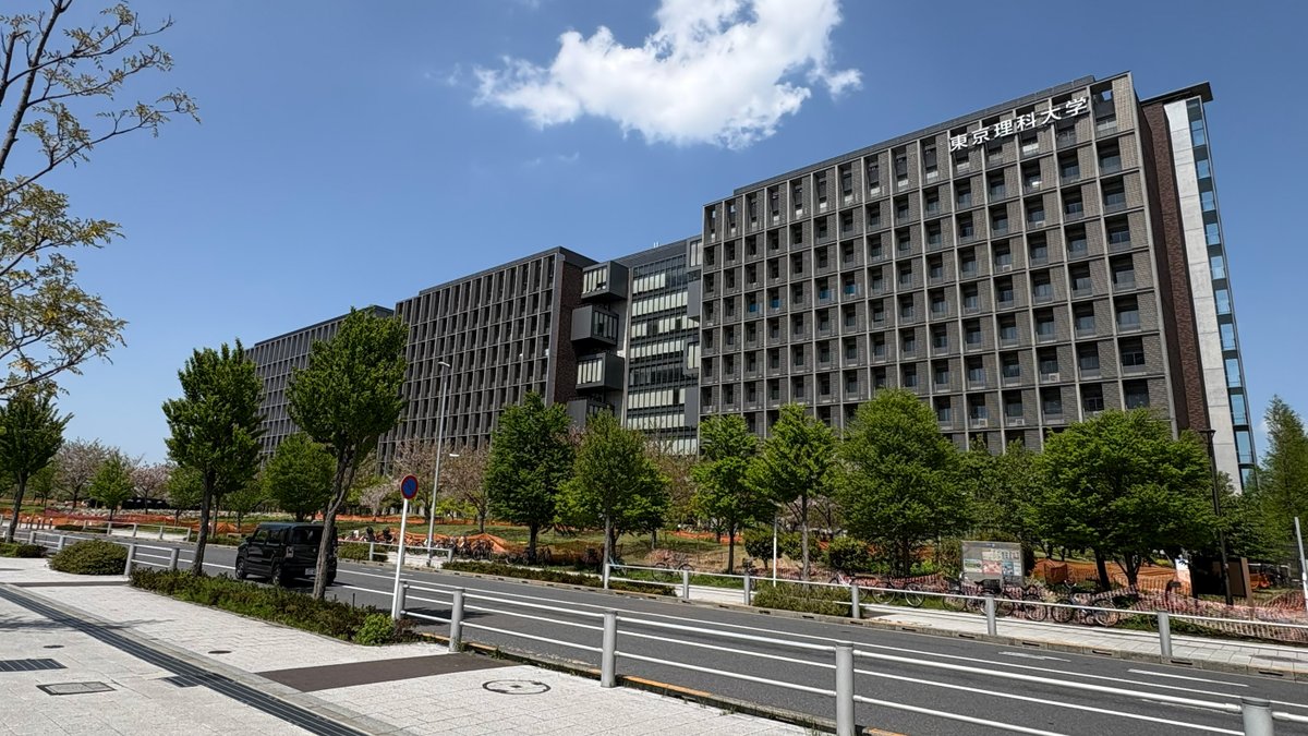 DaisukeKanemoto's tweet photo. 東京理科大学に着任して1か月。
授業・研究室活動も少しずつ動き始めました。
教材動画も作成中です。準備が整い次第、公開していきます。
兼本研の学生さんとともに、「省エネ技術で未来を創る」研究を進めています⚡️
応援よろしくお願いいたします!
#理科大
#兼本研
#センシング
#LSI
#IoT https://t.co/QFQC2FIJCu