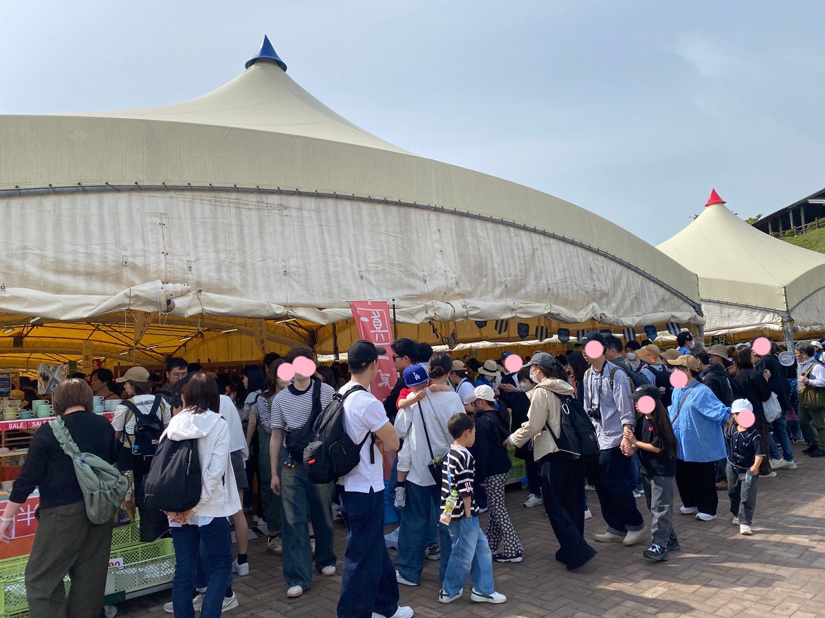 mafiagame6's tweet photo. #波佐見陶器まつり と有田駅往復のシャトルバスをご利用になる方、
➕30分はお時間余裕持った方がいいです。待ちの列がすごくて次の便になるとしたらそれくらい待つ可能性があります。
あと会場の女性用お手洗いは来場者数に対して少ないので、早め早めにぜひ^_^
※拙作「女優」の舞台波佐見を再訪中 https://t.co/ts3dZHAZul
