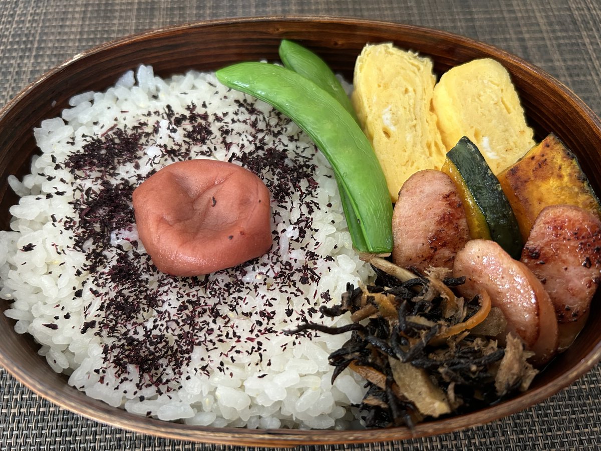 yokochin153604's tweet image. Good afternoon friends.

Today’s obento (lunch)
“Tamagoyaki”
“Stir fried sausages &amp;amp; pumpkin”
“Hijiki”
“Snap peas”
“Umeboshi”

#homecooking 
#japanesefood