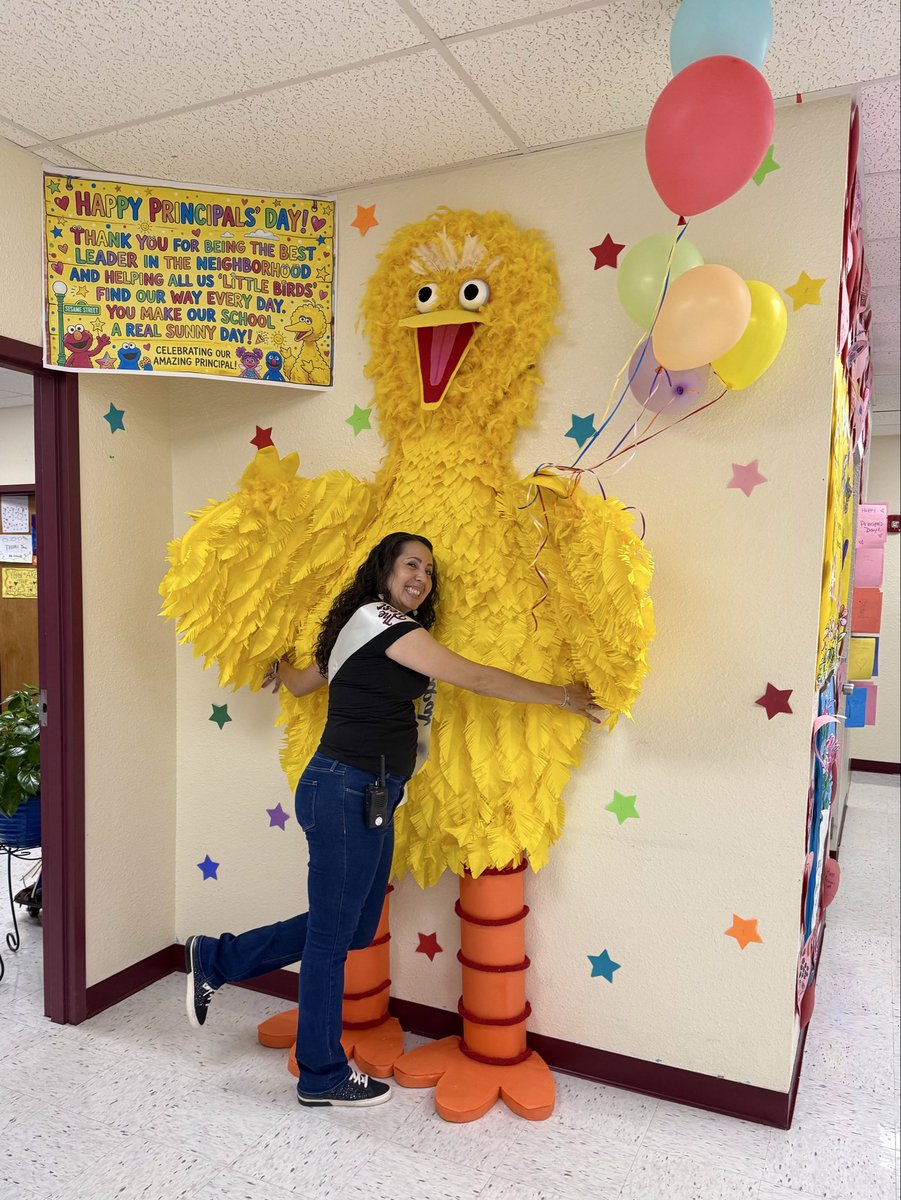 AmyAlarcon23's tweet image. 🙌🏻 Thankful. 🫶🏻 Grateful. 🙏🏻 Blessed.
I definitely work in the greatest neighborhood and I love my @yeswarriors1 “little birds” ! #ProudPrincipal ✨ @YsletaISD