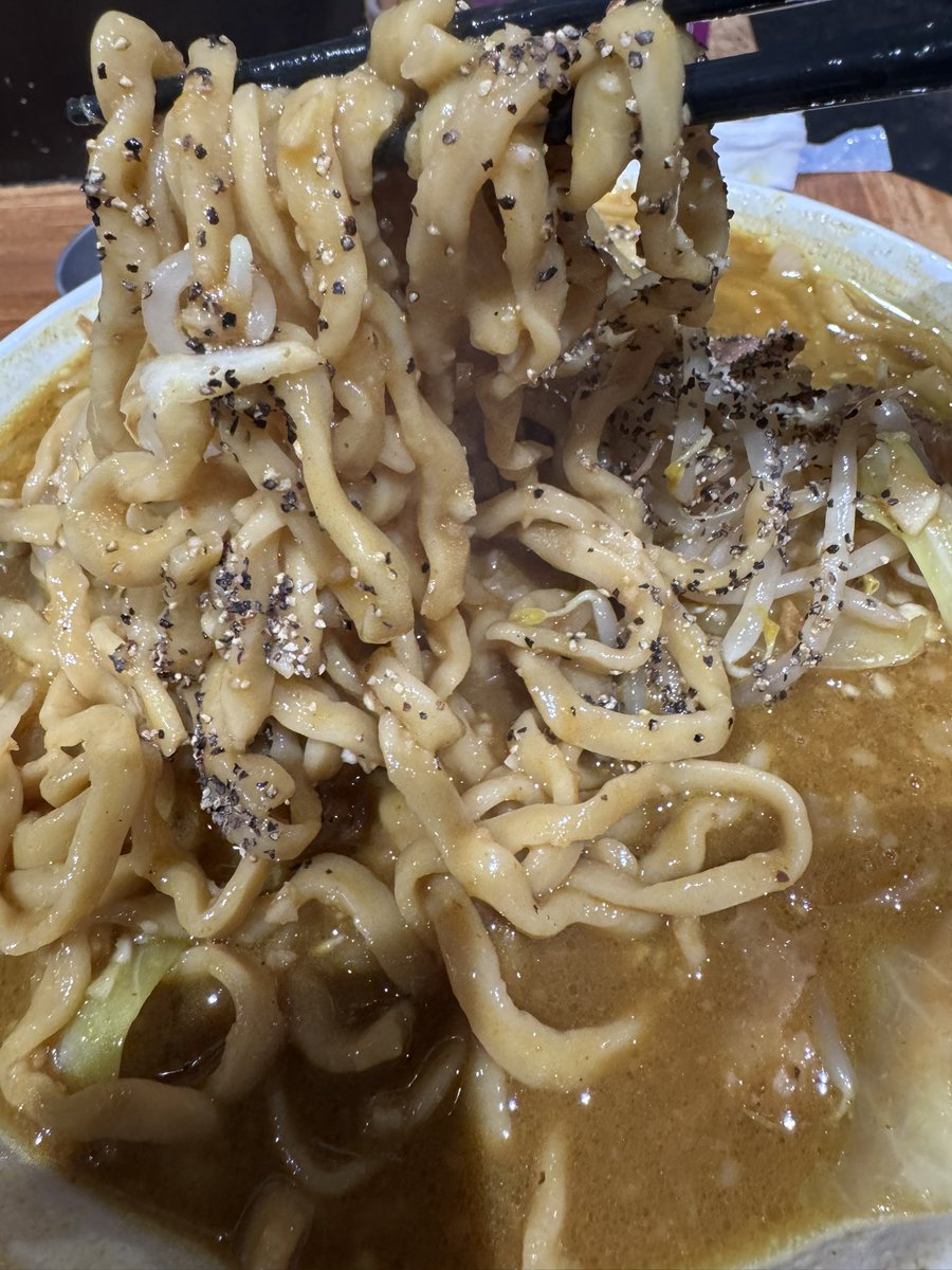 麺に始まり麺に終わる
カレーラーメン　豚マシ　チーズ
限定ありましたがカレーモードでした🤭　炙り豚が香ばしい🐷　プリゴア麺にカレースープが絡みめっちゃ美味しかったです 😋　大変美味しくいただきました　ご馳走さまでした♪