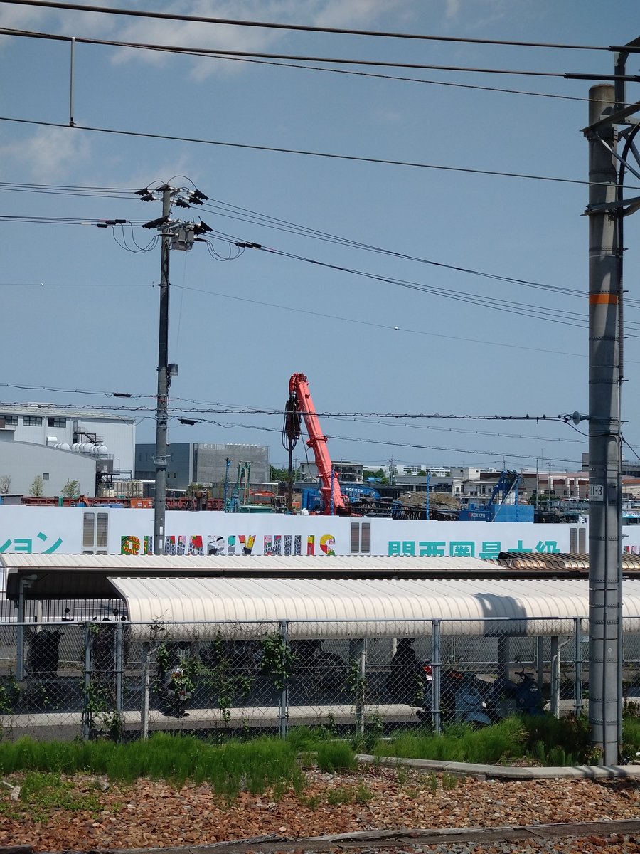本日(5月2日・土曜日)、JEUGIAカルチャーアルプラ瀬田教室へ。京都市南端、快晴。気持ちの良い風。写真はプラットホームからのJR石山駅前。巨大分譲マンションが出来るらしい。名付けて「BIWARLY  HILLS(ビワリーヒルズ)。いかにも関西らしい泥臭いベタなノリ。
#JR石山駅　#ビワリーヒルズ