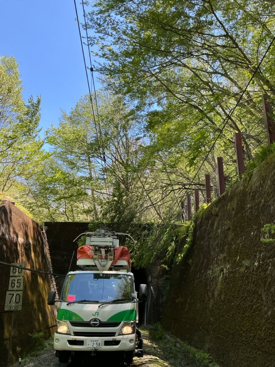 JRE_Tohoku_A's tweet photo. 山形新幹線：『運転再開見込み変更』 
山形新幹線は、奥羽本線（山形線）内での倒木の影響で、福島～山形駅間で運転を見合わせています。倒木の撤去作業が難航しているため、運転再開見込みは１４時００分頃に変更となります。作業の進捗状況により運転再開見込み時間が変更となる場合があります。一部のつばさ号は仙台発着に変更となっています。
