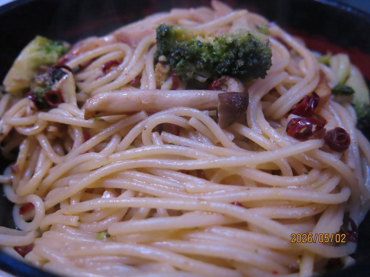 AQIRA416's tweet image. アーリオでオーリオなブロッコリとブナシメジのよく焼きペペロンチーニ（ω）
#昼ごはん #Lunch #HOLIDAYS #両手をあわせていただきます ！ 熱い＆暑い！ (12:30)