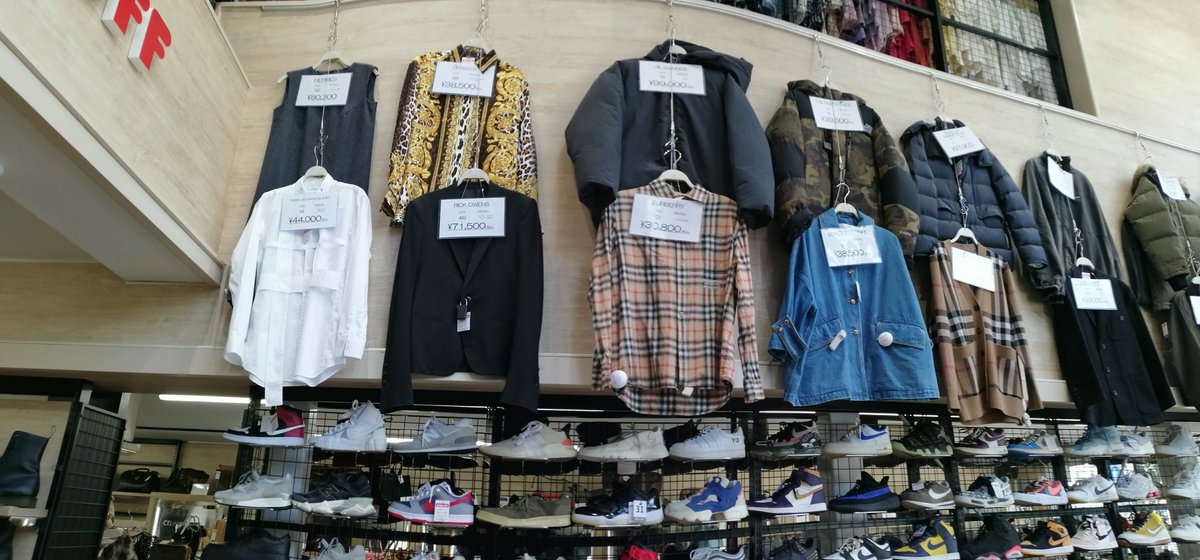 modeoff_narimas's tweet photo. ゴールデンウィークも休まず営業しております！リーズナブルお洋服〜珍しいお洋服など多数揃えております！ぜひご来店くださいませ！
#モードオフ　#モードオフ成増駅南口店 https://t.co/Ws2No4lrny