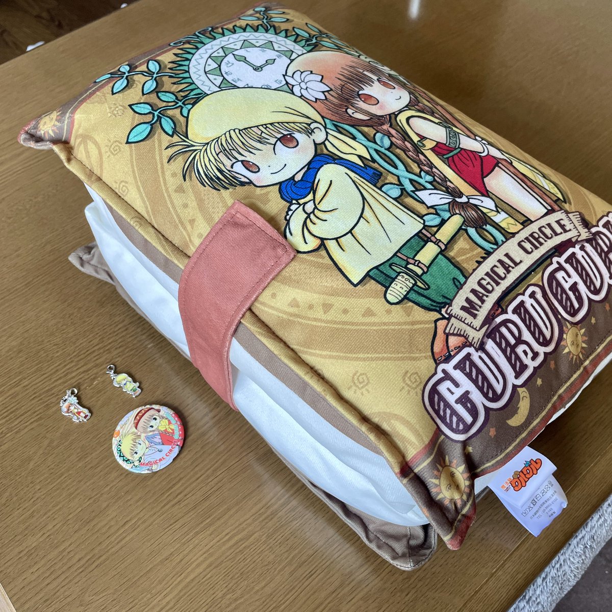 本日の戦利品！クッションが思ったよりデカくて存在感すごい！ 魔法陣