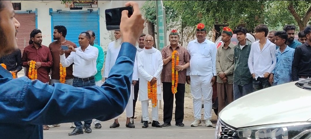 sharadsharan's tweet photo. फौज़ी भाई हवलदार मो. सलाउद्दीन जी, रानीगंज विधानसभा, प्रतापगढ़, देश सेवा के बाद सेवानिवृत्त होकर अपने घर लौटे।

समाजवादी सैनिक प्रकोष्ठ, प्रतापगढ़ के साथियों ने स्वागत किया, संगठन का हिस्सा बनाया। 

सरहद के बाद अब समाज और सामाजिक न्याय।
पीडीए के लाल अब अपने समाज के हक़-अधिकार के लिए अपने गाँव-गली, अपने बूथ पर। 

जय हिंद।
जय समाजवाद।

🙏🏻🇮🇳