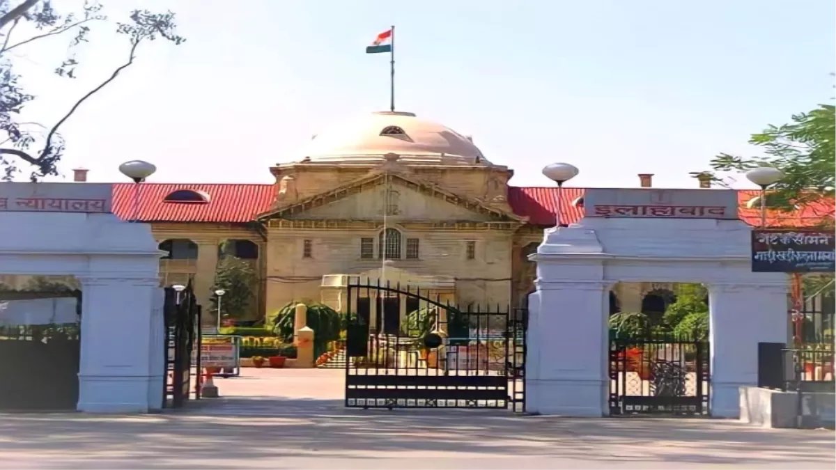 प्रयागराज
➡अपराधी के रिश्तदारों के घर छापेमारी पर HC सख्त
➡रिश्तेदारों के घर भगोड़ों की तलाश पर टिप्पणी की
➡‘भगोड़ों के रिश्तेदारों को परेशान करना असंवैधानिक’
➡थाने बुलाकर मानसिक दबाव डालना गलत- हाईकोर्ट
➡‘अपराधी को पकड़ने के लिए टेकनोलॉजी अपनाएं’
➡दबाव डालना अंग्रेजों के