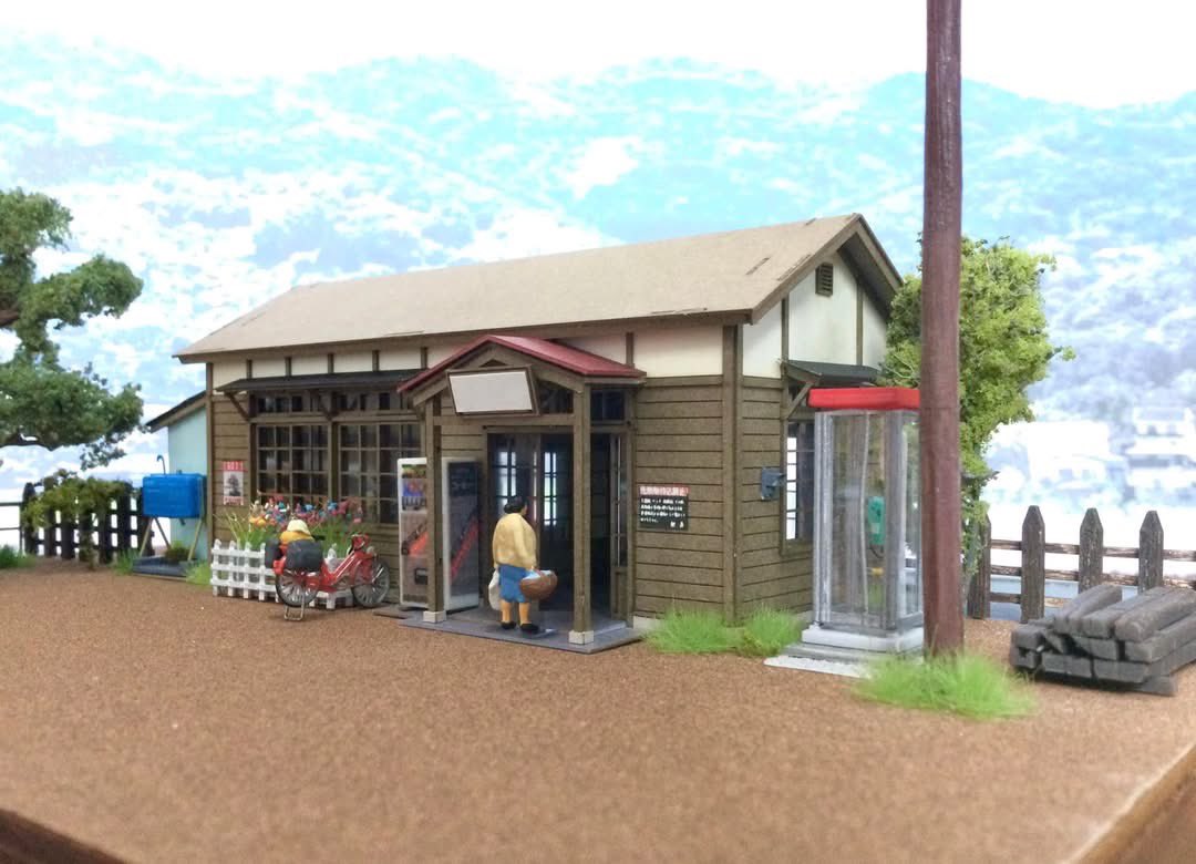 rainbowsid80215's tweet image. 【田舎の「木造小型駅」-3】工作が残る屋根のトタン化と別棟の便所はパーツはまだ到着せず。その間に花壇、煙突、雪止めなどをスクラッチ、ベース板作り、そして周辺の環境整備を行いました。イメージチェックだとやはり深名線のイメージかな。#16番  #ジオラマ #梅桜堂 #ストラクチャー #深名線
