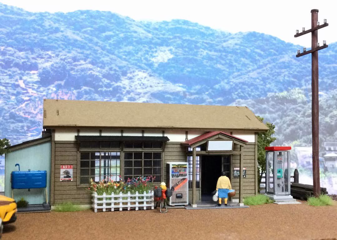 rainbowsid80215's tweet image. 【田舎の「木造小型駅」-3】工作が残る屋根のトタン化と別棟の便所はパーツはまだ到着せず。その間に花壇、煙突、雪止めなどをスクラッチ、ベース板作り、そして周辺の環境整備を行いました。イメージチェックだとやはり深名線のイメージかな。#16番  #ジオラマ #梅桜堂 #ストラクチャー #深名線