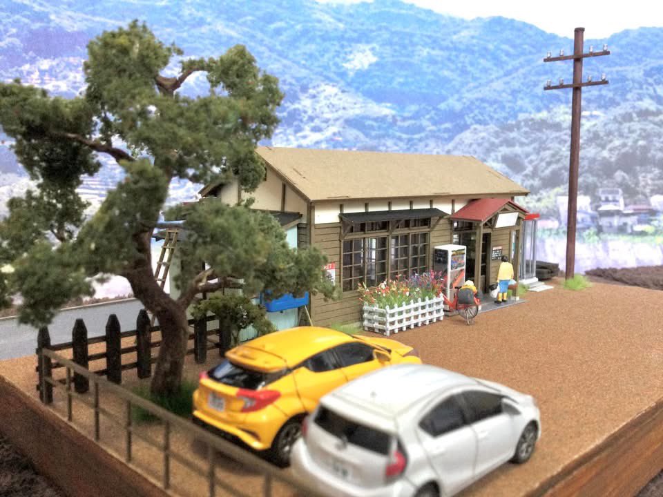 rainbowsid80215's tweet image. 【田舎の「木造小型駅」-3】工作が残る屋根のトタン化と別棟の便所はパーツはまだ到着せず。その間に花壇、煙突、雪止めなどをスクラッチ、ベース板作り、そして周辺の環境整備を行いました。イメージチェックだとやはり深名線のイメージかな。#16番  #ジオラマ #梅桜堂 #ストラクチャー #深名線