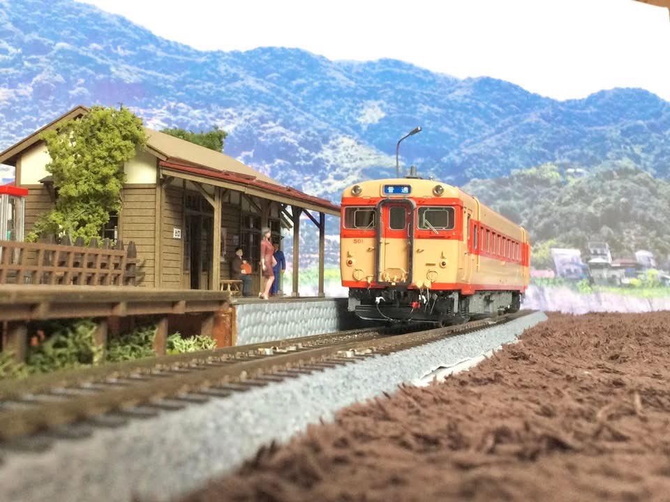 rainbowsid80215's tweet image. 【田舎の「木造小型駅」-3】工作が残る屋根のトタン化と別棟の便所はパーツはまだ到着せず。その間に花壇、煙突、雪止めなどをスクラッチ、ベース板作り、そして周辺の環境整備を行いました。イメージチェックだとやはり深名線のイメージかな。#16番  #ジオラマ #梅桜堂 #ストラクチャー #深名線