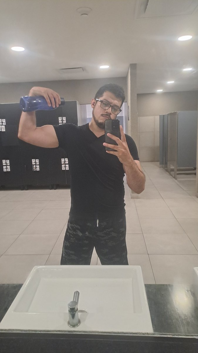 UpEf's tweet photo. Un abrazito #Gym https://t.co/BHiFqPQUOe