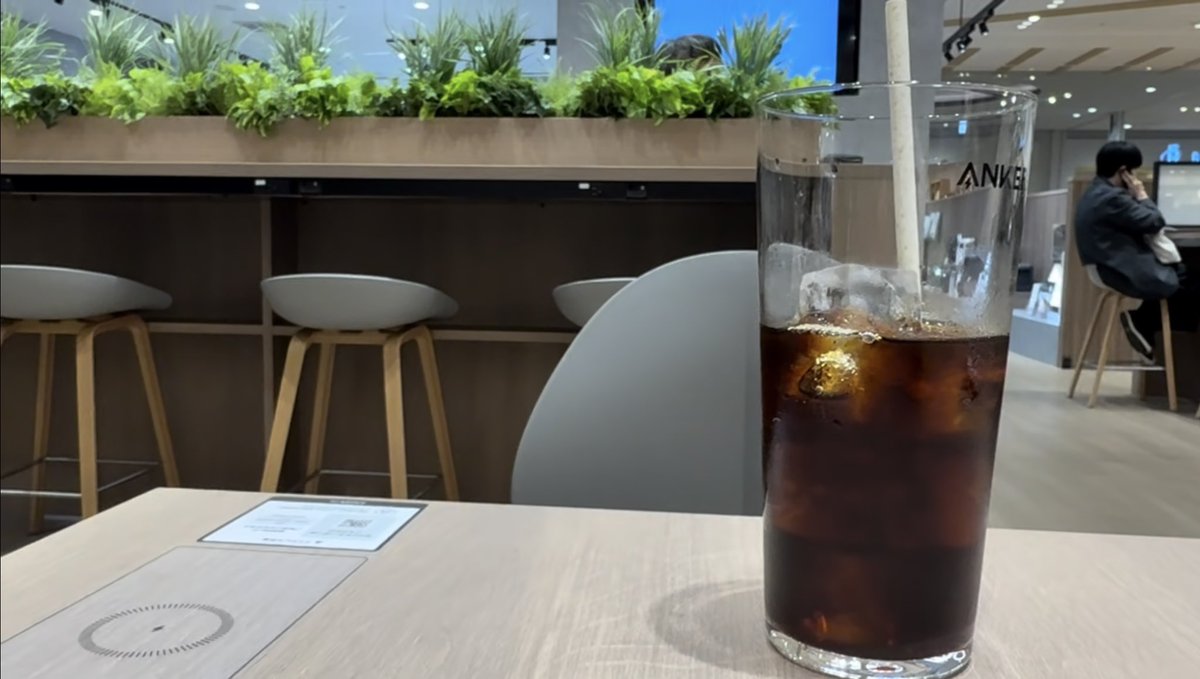 chack_jp's tweet photo. Ankerカフェ
テーブルで無線充電できるのいいね👍 https://t.co/eYIxwZpY3Q