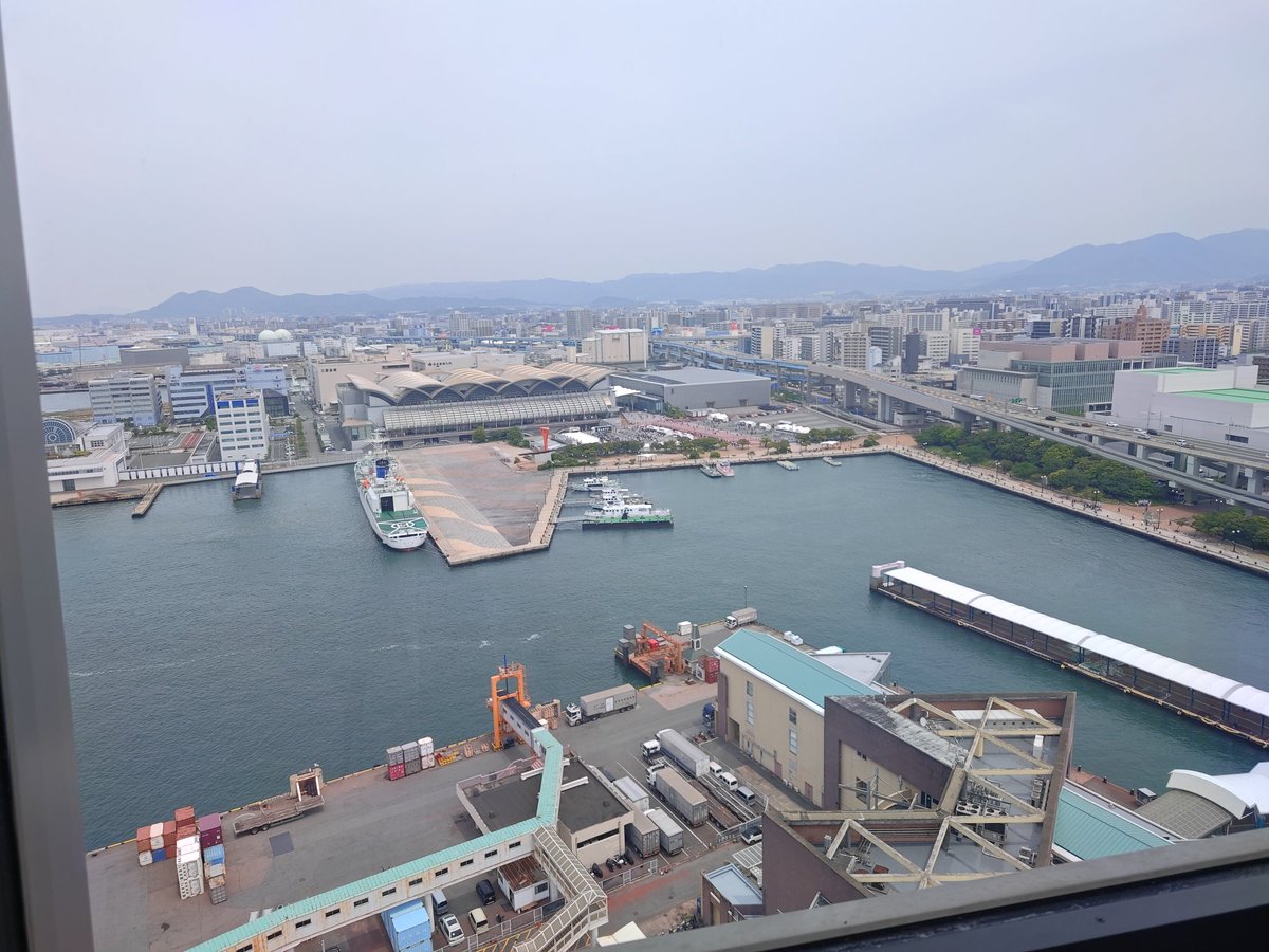 会場から博多ポートタワー。博多ポートタワーから会場。無料。なんで空いてるんだ。